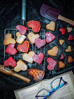 ভ্যানিলা হার্ট ক্যুকিজ(Vanilla heart cookies recipe in Bengali) রেসিপির প্রধান ছবি