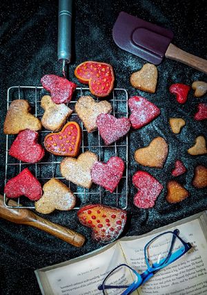 ভ্যানিলা হার্ট ক্যুকিজ(Vanilla heart cookies recipe in Bengali) রেসিপির প্রধান ছবি