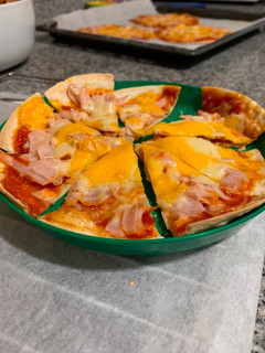 Una foto de Pizza en masa de fajitas ¡ideal para hacer con los peques!