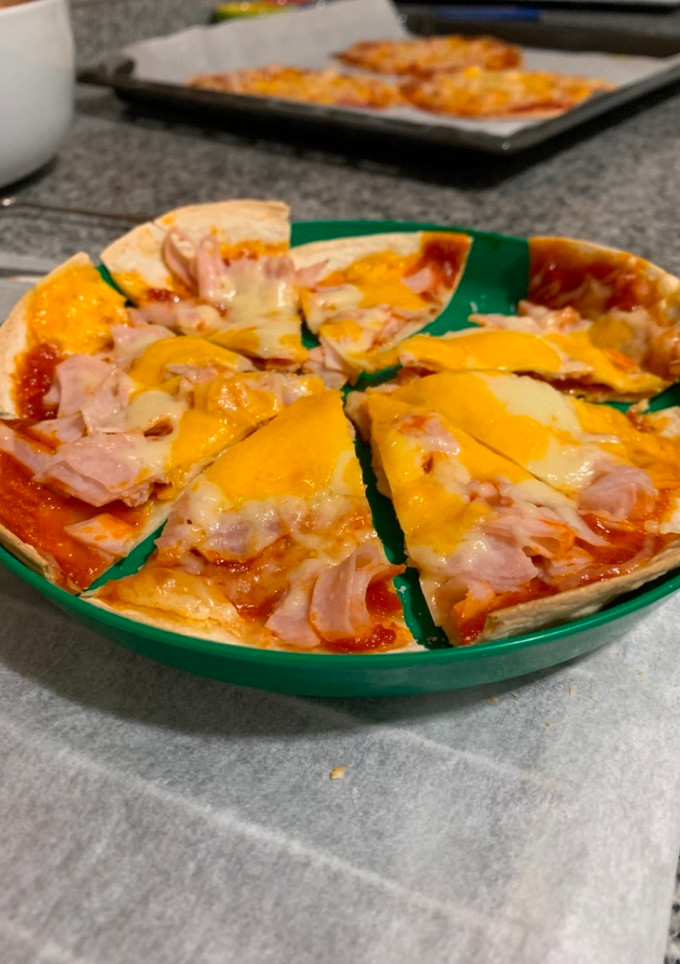 Una foto de Pizza en masa de fajitas ¡ideal para hacer con los peques!