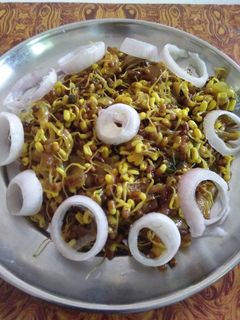 मटकीची उसळ (mutki usal recipe in marathi) रेसिपी चे मुख्य फोटो 