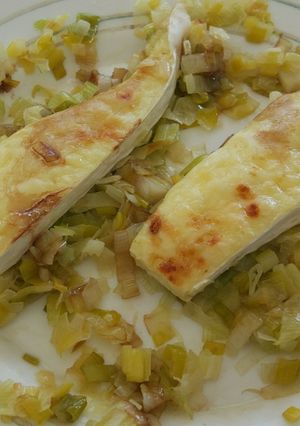 Una foto de Queso Brie sobre lecho de puerros