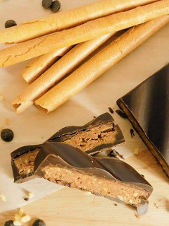 Una foto de Turrón picante de praliné de avellanas y barquillos