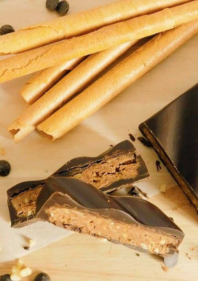 Una foto de Turrón picante de praliné de avellanas y barquillos