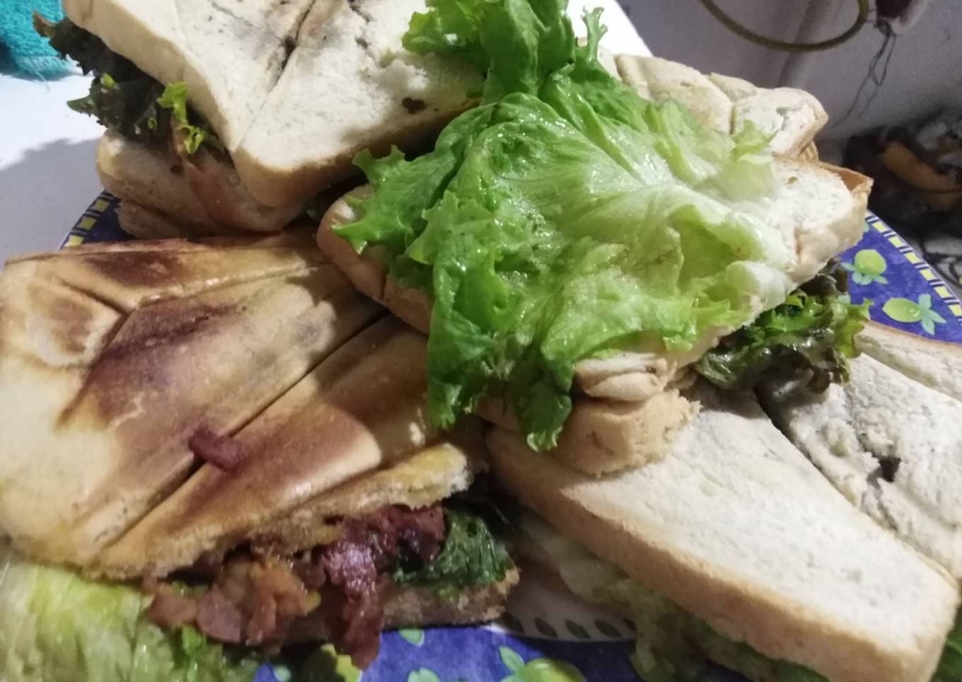Sándwich de pollo con champiñones y tocineta