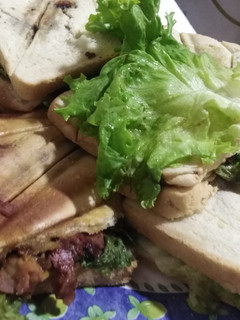Una foto de Sándwich de pollo con champiñones y tocineta