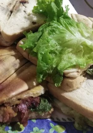 Una foto de Sándwich de pollo con champiñones y tocineta