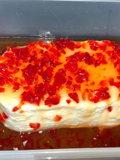 Una foto de Arlequín o queso crema con confitura de pimiento