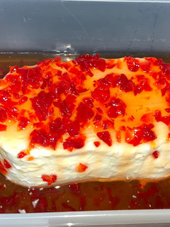 Una foto de Arlequín o queso crema con confitura de pimiento