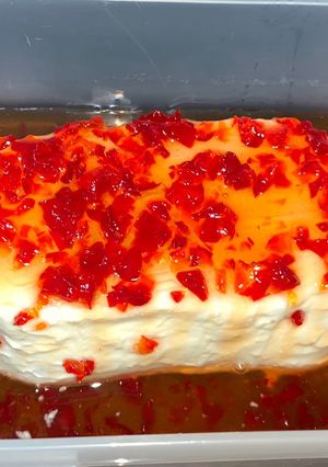 Una foto de Arlequín o queso crema con confitura de pimiento