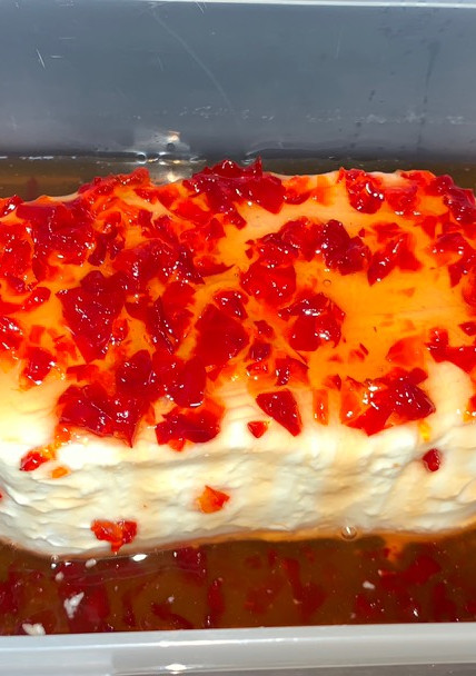 Una foto de Arlequín o queso crema con confitura de pimiento