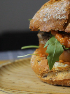 Una foto de 😉 Hamburguesa de lentejas y arroz vegana - 👉 Recetas hamburguesas veganas