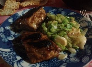 Una foto de Pechito de cerdo a la chapa con ensalada de lechuga