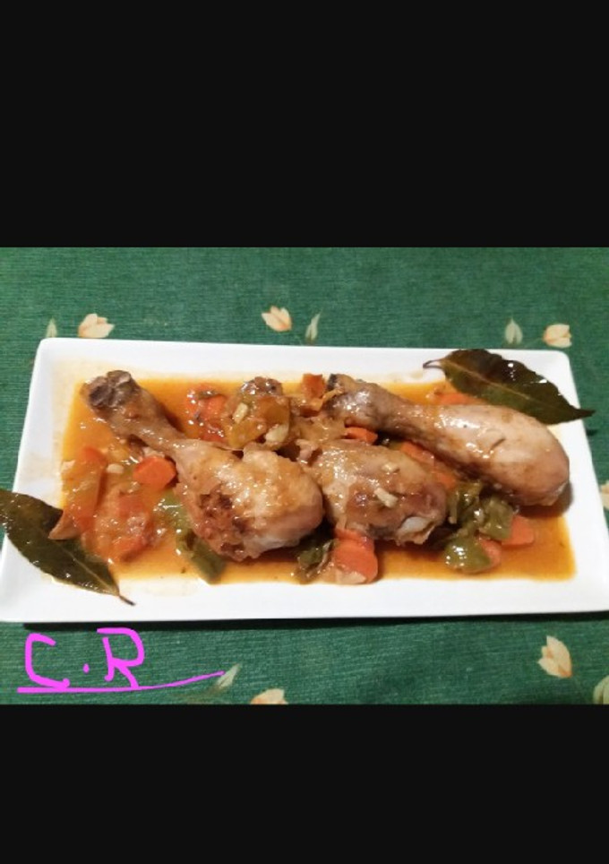 Una foto de Muslos de pollo guisados