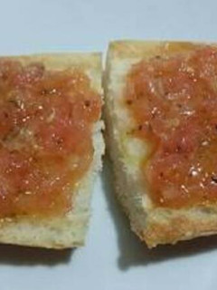 Una foto de Pan con tomate