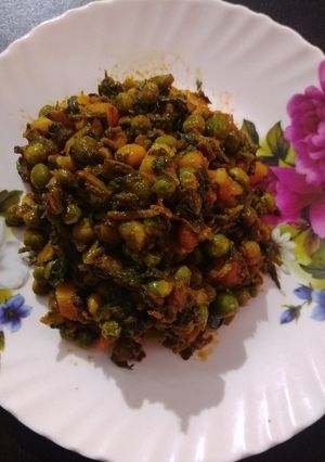 વટાણા વિથ મિક્સ ભાજી શાક (Vatana Mix Bhaji Shak Recipe In Gujarati) રેસીપી મુખ્ય ફોટો