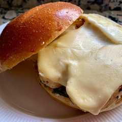 Una foto de Pan brioche con pollo marinado