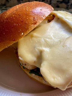 Una foto de Pan brioche con pollo marinado