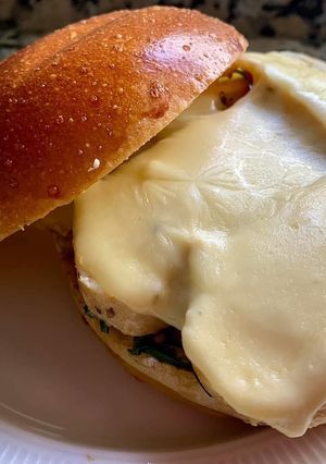 Una foto de Pan brioche con pollo marinado