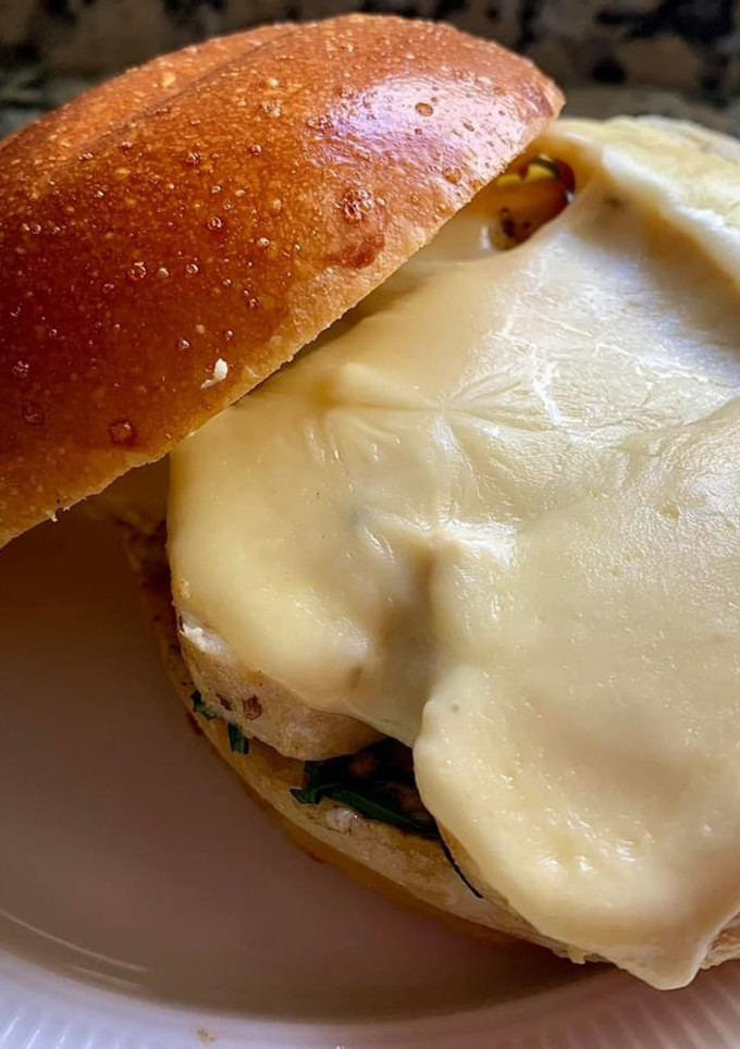 Una foto de Pan brioche con pollo marinado