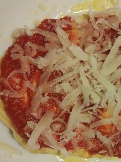 Una foto de Tortilla de espinacas con tomate y queso, gratinada