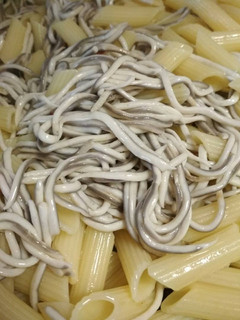 Una foto de Macarrones con gulas
