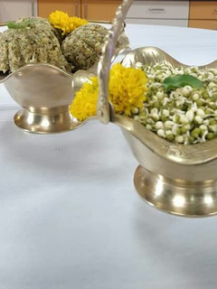 A picture of Moong sprouts laddu.