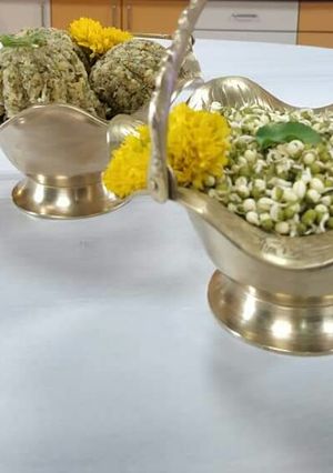 A picture of Moong sprouts laddu.