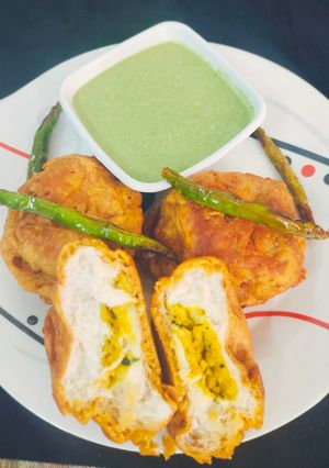 चीज़ी उल्टा वड़ा पाव (Cheesy ulta vada pav recipe in Hindi) रेसिपी मुख्य फोटो