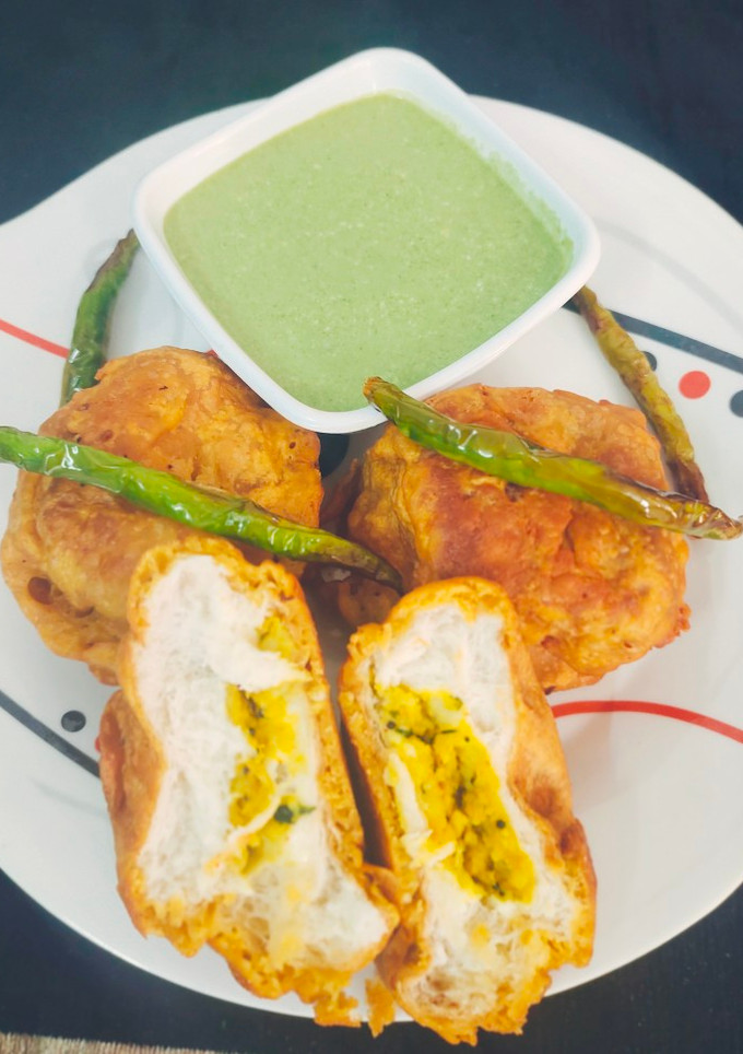चीज़ी उल्टा वड़ा पाव (Cheesy ulta vada pav recipe in Hindi) रेसिपी मुख्य फोटो