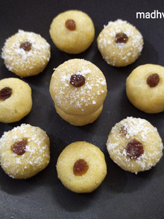 रवा नारियल लड्डू (Rava nariyal Ladoo recipe in Hindi) रेसिपी मुख्य फोटो