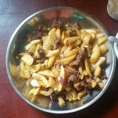 A picture of Fried beef with potatoes.