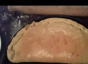 Una foto de Calzone de carne picada a cuchillo