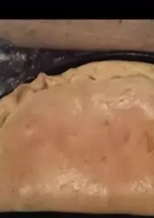 Una foto de Calzone de carne picada a cuchillo