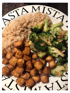 Una foto de Tofu con brócoli y arroz integral
