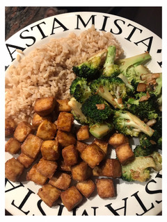 Una foto de Tofu con brócoli y arroz integral