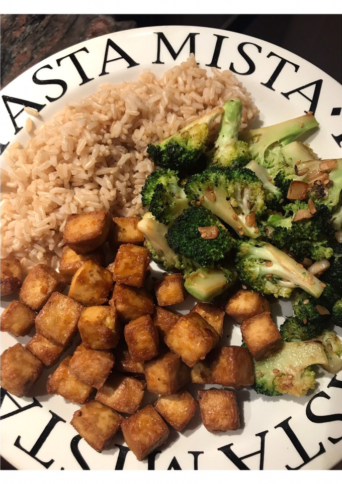 Una foto de Tofu con brócoli y arroz integral
