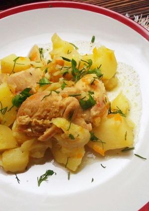Фото Тушеная картошка с курицей в кастрюле.