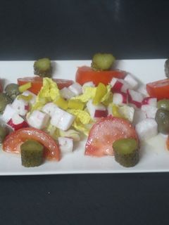 Una foto de Ensalada con lechuga, rabano y guindilla