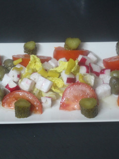 Una foto de Ensalada con lechuga, rabano y guindilla