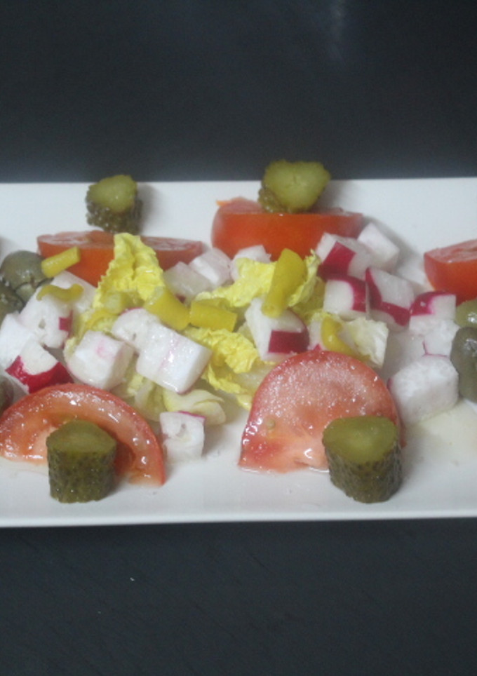 Una foto de Ensalada con lechuga, rabano y guindilla