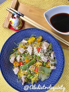 Foto di Noodles con verdure e tonno