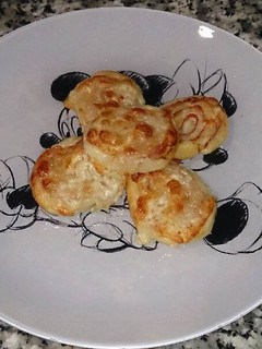 Una foto de Rulitos de jamón y queso