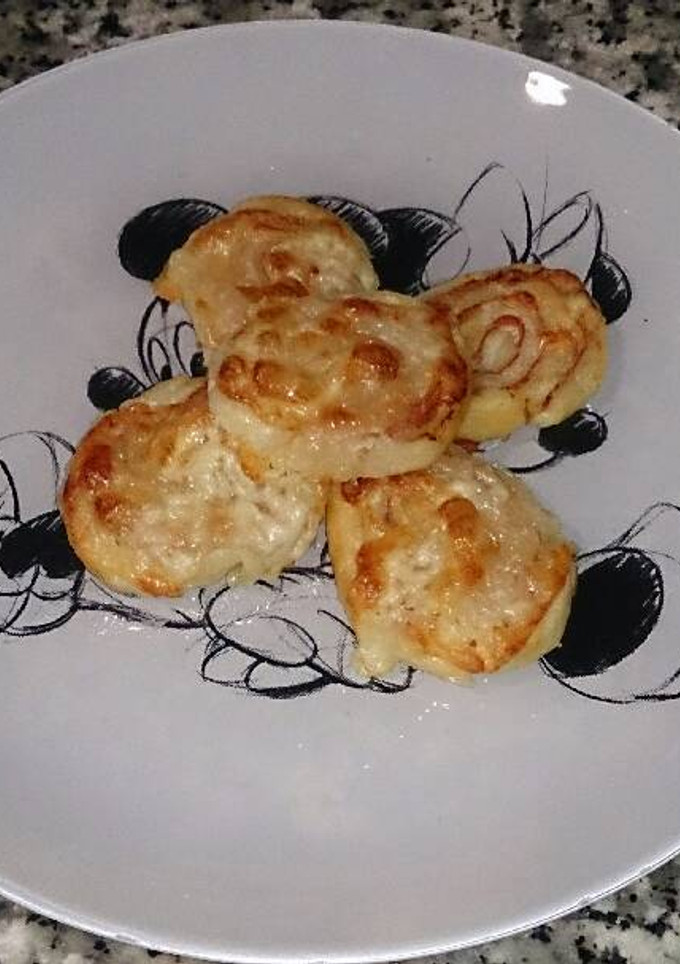 Una foto de Rulitos de jamón y queso