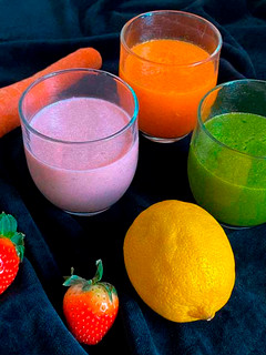Una foto de 3 recetas de batidos saciantes
