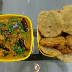 A picture of Ney Pathiri and Vegetable Masala Curry.