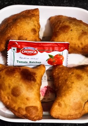આલુ મટર સમોસા (Aloo Matar Samosa Recipe In Gujarati) રેસીપી મુખ્ય ફોટો