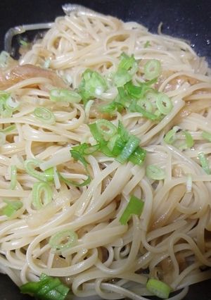 Una foto de Tallarines con cebolla caramelizada