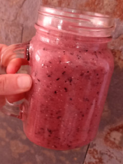 Una foto de Licuado de frutas y avena para el desayuno