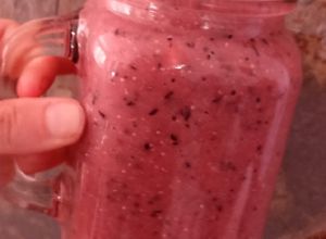 Una foto de Licuado de frutas y avena para el desayuno